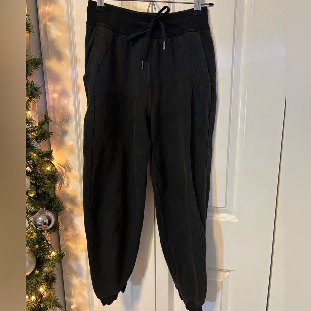 Lululemon woman’s black sweatpant jogger